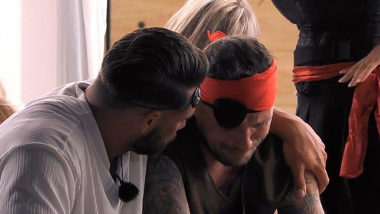 Aleks (l.) tr&ouml;stet den weinenden Wladi.