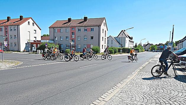 Die &Uuml;berquerung der Bamberger Stra&szlig;e in Forchheim ist mit dem Fahrrad an dieser Stelle nahezu unm&ouml;glich. Man kann wegen der hohen Bordsteinkante nicht auf den f&uuml;r Radfahrer freigegebenen Gehweg fahren. Martin Landeck