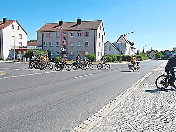 Die &Uuml;berquerung der Bamberger Stra&szlig;e in Forchheim ist mit dem Fahrrad an dieser Stelle nahezu unm&ouml;glich. Man kann wegen der hohen Bordsteinkante nicht auf den f&uuml;r Radfahrer freigegebenen Gehweg fahren. Martin Landeck