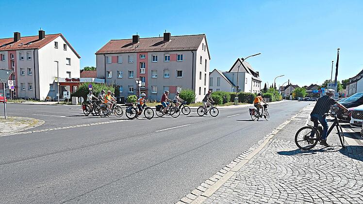 Die &Uuml;berquerung der Bamberger Stra&szlig;e in Forchheim ist mit dem Fahrrad an dieser Stelle nahezu unm&ouml;glich. Man kann wegen der hohen Bordsteinkante nicht auf den f&uuml;r Radfahrer freigegebenen Gehweg fahren. Martin Landeck