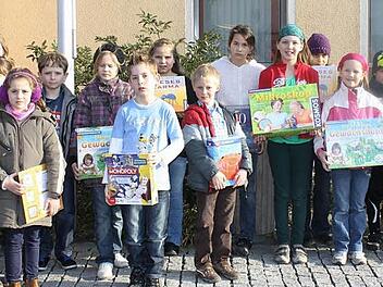 Die Kinder freuen sich über Spiele, die sie für ihre Bilder mit Tier- oder Landschaftsmotiv bekommen haben.  Foto: sw