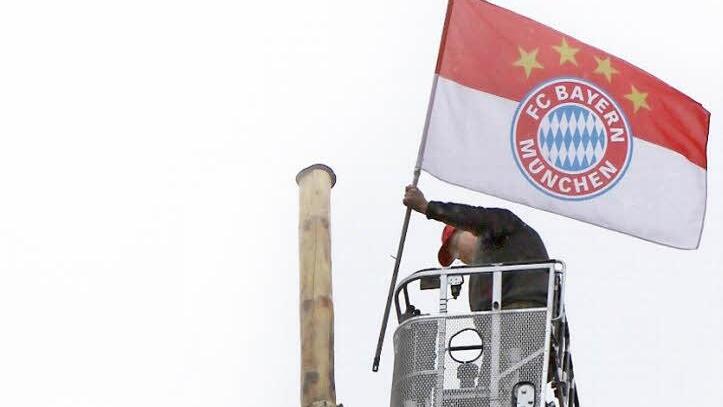 Dirk Haydu hisst am Sonntag die Bayern-Fahne.Fotos: Thomas Dill