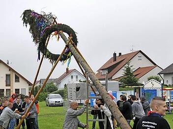Mit vereinten Kräften wurde der Baum aufgestellt.  Foto: RK