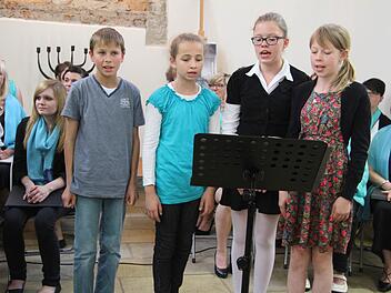 Der Kinderchor sang "Abendglöckchen" und verzauberte mit glockenhellen Stimmen. Foto: Sonja Adam