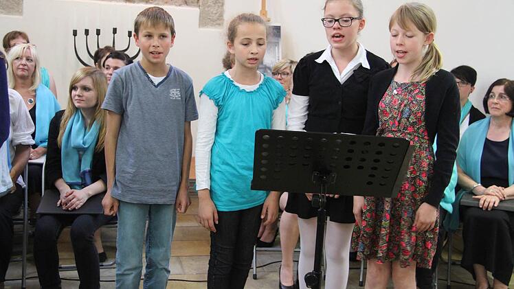 Der Kinderchor sang "Abendglöckchen" und verzauberte mit glockenhellen Stimmen. Foto: Sonja Adam