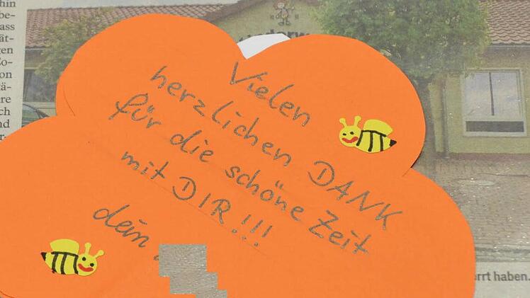 Ein gebasteltes Abschiedsgeschenk an die Erzieherin ist nicht ungewöhnlich, wenn das Kind von der Krippe in den Kindergarten wechselt. Dieses hebt die Erzieherin aber besonders gut auf. Es ist von dem Kind, das sie geschlagen haben soll. Foto: Rainer Lutz