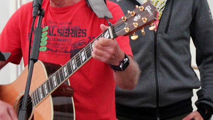 Alfons Renker (li) singt Martin Grau sein Lied. Foto: Johanna Blum