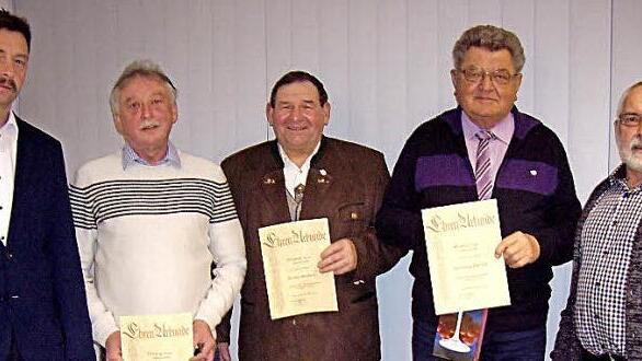 Ehrungen bei der Naturfreunde-Ortsgruppe Coburg (von links): Weitramsdorfs Dritter Bürgermeister Michael Rädlein, Klaus-Dieter Renner, Werner Strehler, Wolfgang Eberlein, Walter Lenich. Foto: Doris Weidner