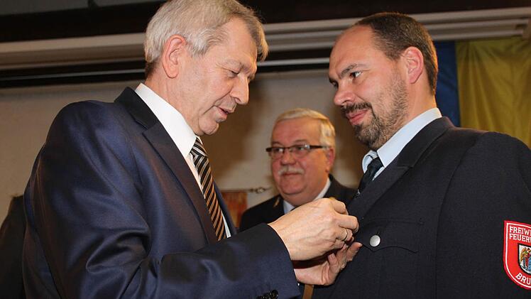 Landrat Johann Kalb (l.) überreicht eine Ehrennadel. Foto: Carmen Schwind