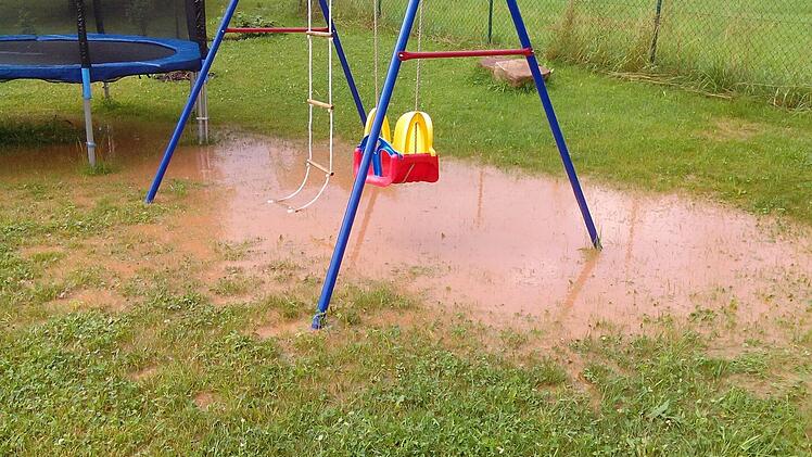 In Zahlbach kam am Mittwoch das Wasser aus den Feldern. Foto: Sebastian Metz