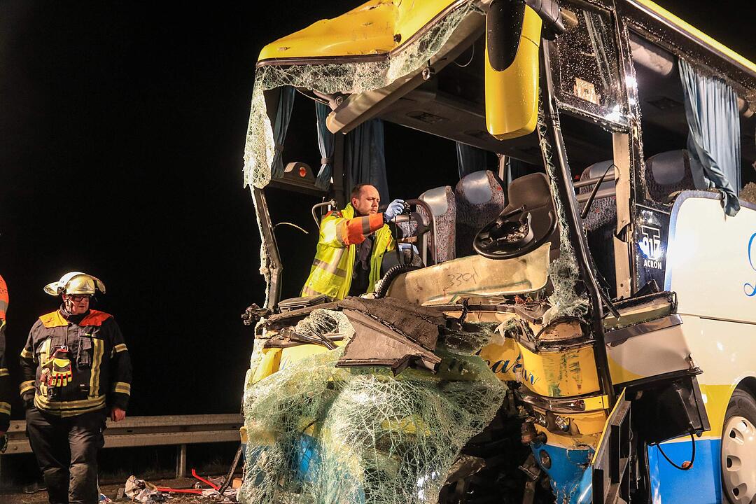 Schweres Busunglück auf A3 in Unterfranken: 18 Verletzte - ein Toter