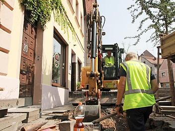 Vor dem Eingang zum Vespa-Café steht ein Bagger und vor der Tür mit der Hausnummer 20 klafft ein Bauloch.  Fotos: Andreas Oswald