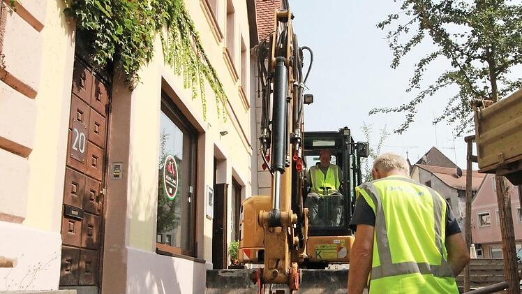 Vor dem Eingang zum Vespa-Café steht ein Bagger und vor der Tür mit der Hausnummer 20 klafft ein Bauloch.  Fotos: Andreas Oswald