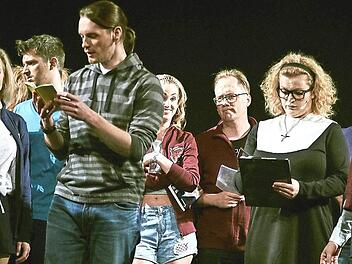 Szene aus dem Musical "Bare" mit den Darstellern der Künstlerwerkstatt Foto: p