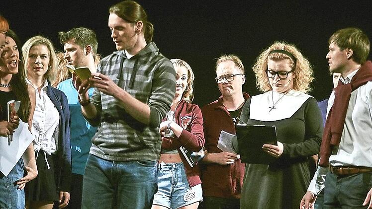 Szene aus dem Musical "Bare" mit den Darstellern der Künstlerwerkstatt Foto: p