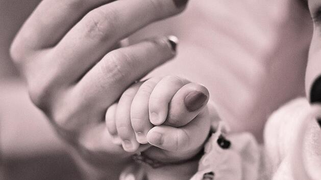 Stillen ist das beste f&uuml;r das frisch geborene Kind. H&auml;ufig leiden jedoch M&uuml;tter unter R&uuml;ckenschmerzen. Oftmals verantwortlich ist die falsche Haltung beim Stillen.  Symbolbild: froot/ pixabay.com