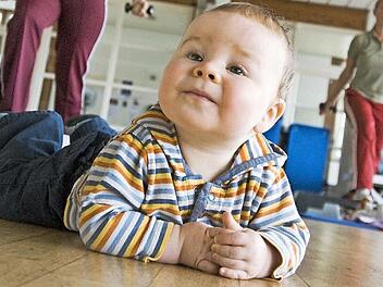 Gerade beim ersten Kind ver&auml;ndert sich vor allem die Partnerschaft ganz enorm und die (werdenden) Eltern m&uuml;ssen sich in ihre neuen Rollen einfinden. Foto: Jens Schierenbeck/dpa