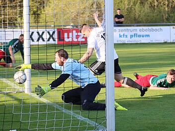 Sylbachs Torwart Philipp Rößner streckt sich vergeblich: Christopher Imhof (weiß) dreht nach seinem zweiten Streich zum Jubeln ab. Christopher Krauser (rechts) kann nur noch bäuchlings zusehen.  Foto: Ralf Naumann