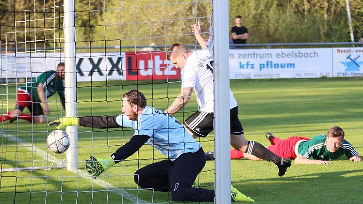 Sylbachs Torwart Philipp Rößner streckt sich vergeblich: Christopher Imhof (weiß) dreht nach seinem zweiten Streich zum Jubeln ab. Christopher Krauser (rechts) kann nur noch bäuchlings zusehen.  Foto: Ralf Naumann