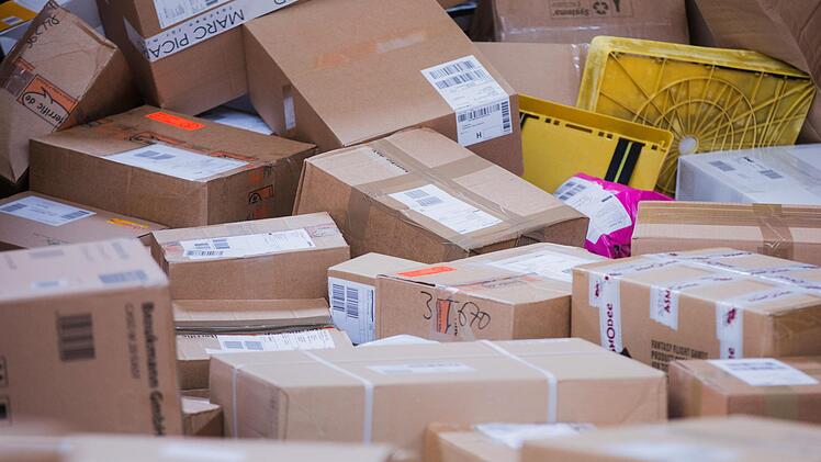 Der Black Friday ist in vollem Gange: DHL muss rund um die Aktion Millionen Pakete ausliefern. Einem Paketboten platzte vor einiger Zeit der Kragen. Symbolbild.