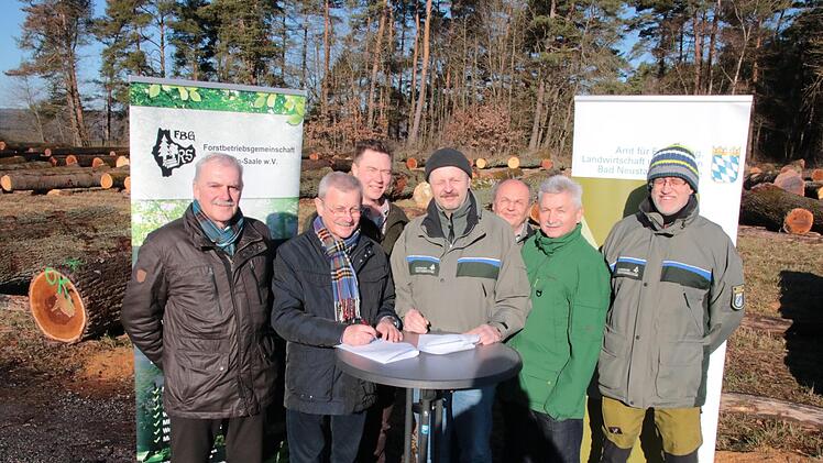 Zur Vertragsunterzeichnung unter freiem Himmel kamen (von links) Bürgermeister Jürgen Karle, FBG-Vorsitzender Gotthard Schlereth, FBG-Geschäftsführer Fabian Menzel, AELF-Chef Oliver Kröner, Bernhard Zürner vom AELF, Bürgermeister Peter Hart und der forstliche Koordinator Jörg Detloff vom AELF.