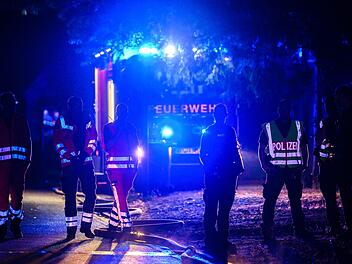 Feuer in einem Parkhaus in Roth: Zwei Mädchen haben den Brand absichtlich gelegt. Symbolfoto: Mohssen Assanimoghaddam/dpa