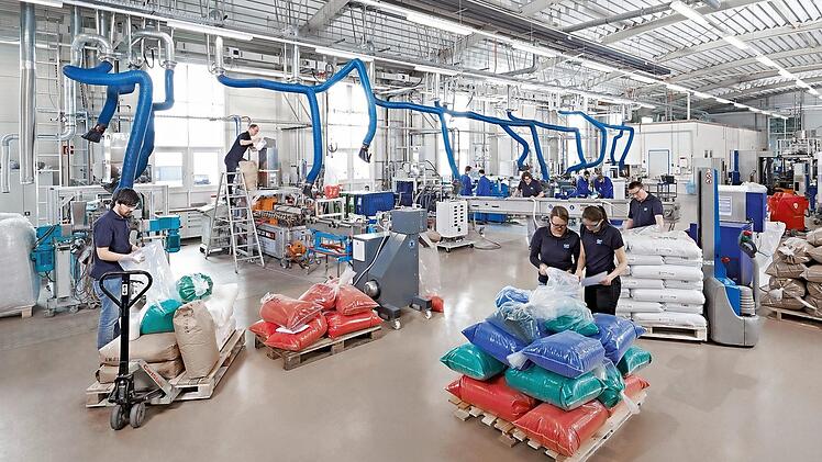 Am Süddeutschen Kunststoff-Zentrum SKZ in Würzburg wird an nachhaltigen Baustoffen geforscht. Das Potenzial der Emissionseinsparungen ist in dem Bereich groß.  Foto: SKZ