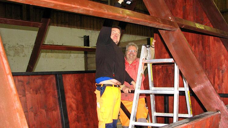 Sichtlich viel Spa&szlig; macht es Peter M&ouml;nch (links) und Dieter Weigelt, das H&auml;uschen f&uuml;r das "H&auml;hrle" passend herzurichten. Foto: Norbert Karbach