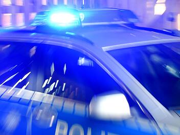 Kreis Kulmbach:  Mann (22) flüchtet mit 150 km/h vor Polizei und verursacht Unfall - nun hagelt es Anzeigen
