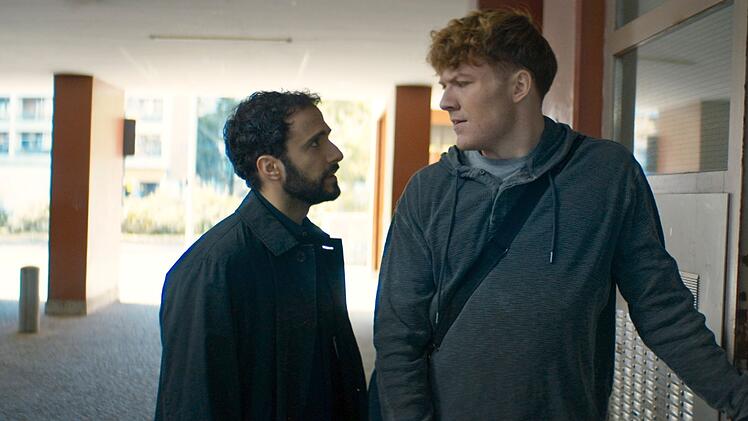 Der Rabbiner Samuel (Garry Fischmann, links) ist in den Unterlagen seines ermordeten Freundes, Oberstaatsanwalt Leuw, auf die Initialen "J.M.". gesto&szlig;en. Handelt es sich um Jannik Metzger (Philipp Jacob)? Er geh&ouml;rte zur rechten Szene und wurde von Leuw hinter Gitter gebracht. Jetzt ist er wieder auf freiem Fu&szlig;.