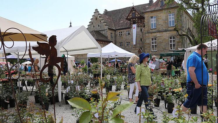 ...im Hof des Schlosses präsentierten die Aussteller ihre Angebote