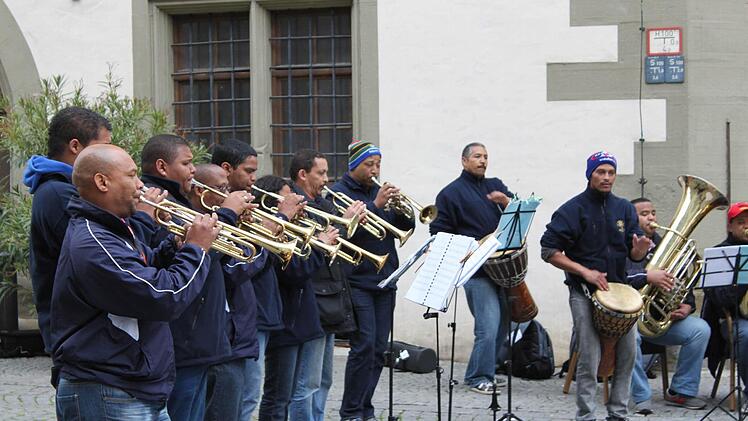 Ihre Posaunen und Trompeten packten 20 afrikanische Musiker auf Deutschlandtournee auch vor dem Kitzinger Rathaus aus.