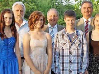 Die Schulbesten der Abschlussklasse in der Mittelschule in Oberthulba: (von links) Michaela Stock, Rebecca Mützel, Max Schipper, Milena Möller und Friederike Michaelis. Hinten von links: Roland Günther, Manfred Manger und Hans Jürgen Hanna.  Foto: Günther Straub