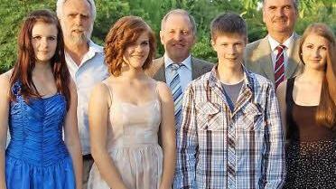 Die Schulbesten der Abschlussklasse in der Mittelschule in Oberthulba: (von links) Michaela Stock, Rebecca Mützel, Max Schipper, Milena Möller und Friederike Michaelis. Hinten von links: Roland Günther, Manfred Manger und Hans Jürgen Hanna.  Foto: Günther Straub
