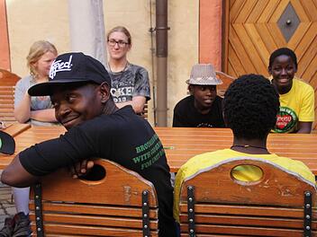 In der Kaiserpfalz lernen die Tänzer aus Uganda ihre Gastfamilien kennen.  Fotos: Lena Alt