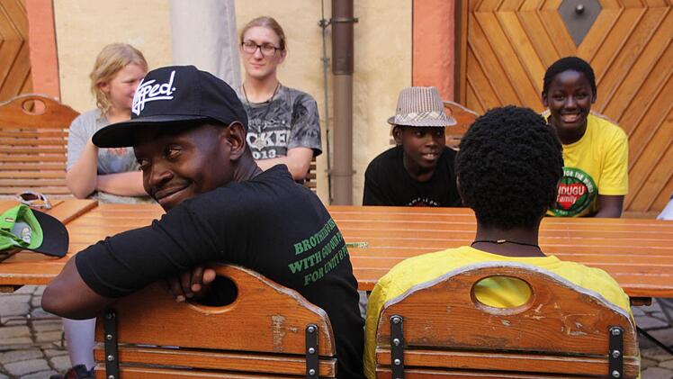 In der Kaiserpfalz lernen die Tänzer aus Uganda ihre Gastfamilien kennen.  Fotos: Lena Alt
