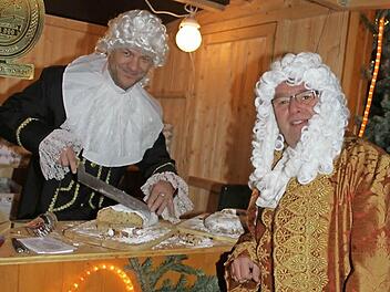 Die Dresdner Stollenverkäufer sorgten in historischen Trachten für Aufmerksamkeit.  Fotos: Sonja Adam