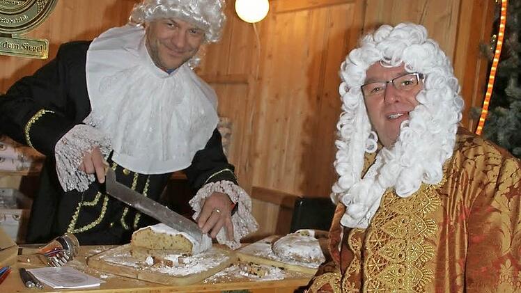 Die Dresdner Stollenverkäufer sorgten in historischen Trachten für Aufmerksamkeit.  Fotos: Sonja Adam