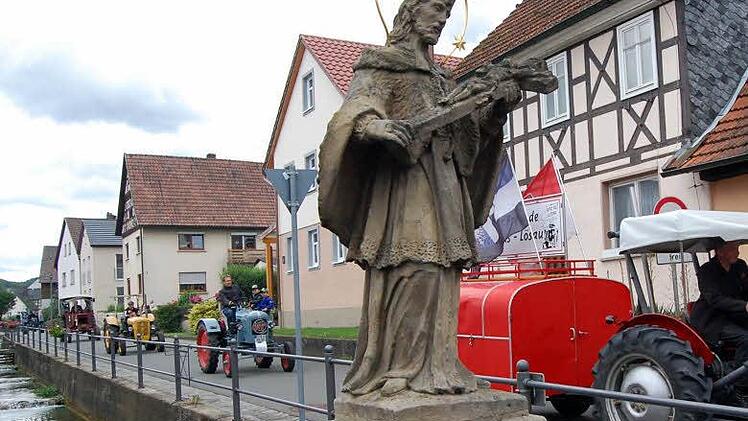 Am Heiligen Nepomuk an der Brücke zum Kirchweg in Uetzing knatterten die alten Schlepper vorüber. Foto: A. Welz