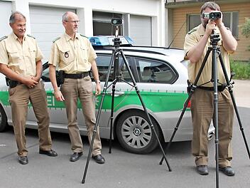 Mit Laserkameras, aber auch schwerem Gerät soll die Verkehrsmoral auf der B 279 künftig intensiver überwacht werden, wie Rolf Schmidt (PSt Bad Königshofen), Tobias Kern (PI Ebern) und Gerd Jahrsdörfer (PI Bad Neustadt) darlegten (im Bild von links). Fotos: Ralf Kestel