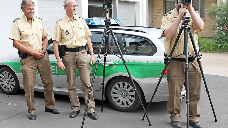 Mit Laserkameras, aber auch schwerem Gerät soll die Verkehrsmoral auf der B 279 künftig intensiver überwacht werden, wie Rolf Schmidt (PSt Bad Königshofen), Tobias Kern (PI Ebern) und Gerd Jahrsdörfer (PI Bad Neustadt) darlegten (im Bild von links). Fotos: Ralf Kestel