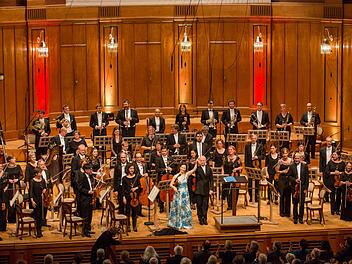 Die strenge Sitzordnung auf der Bühne hat nichts mit Bequemlichkeit oder guter Nachbarschaft zu tun. Horn neben Harfe? Klar! Tuba und Violine? Niemals! Ex-Kontrabassist und Chef der Deutschen Kammerphilharmonie Bremen erklärt, warum kein Künstler freie Platzwahl hat. Foto: Julia Baier