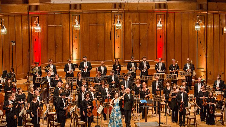 Die strenge Sitzordnung auf der Bühne hat nichts mit Bequemlichkeit oder guter Nachbarschaft zu tun. Horn neben Harfe? Klar! Tuba und Violine? Niemals! Ex-Kontrabassist und Chef der Deutschen Kammerphilharmonie Bremen erklärt, warum kein Künstler freie Platzwahl hat. Foto: Julia Baier