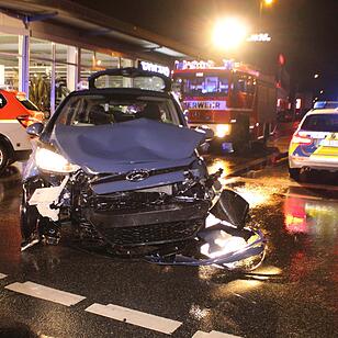 Unfall Bayreuth: Feuerwehr rettet Frau aus Auto