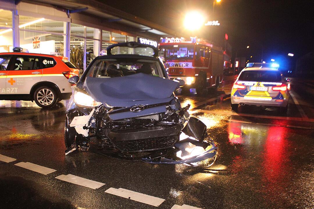 Unfall Bayreuth: Feuerwehr rettet Frau aus Auto