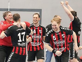 Jubel ohne Ende: Der FC Bad Brückenau schafft den Klassenerhalt in der Bezirksoberliga. Foto: Sebastian Schmitt