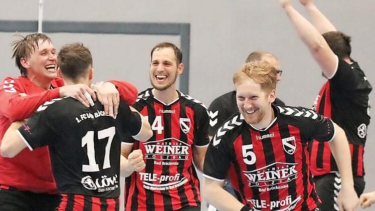 Jubel ohne Ende: Der FC Bad Brückenau schafft den Klassenerhalt in der Bezirksoberliga. Foto: Sebastian Schmitt