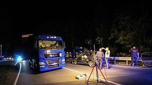 A3: Auto kracht unter Lkw-Anh&auml;nger - zwei Schwerverletzte