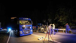 A3: Auto kracht unter Lkw-Anh&auml;nger - zwei Schwerverletzte