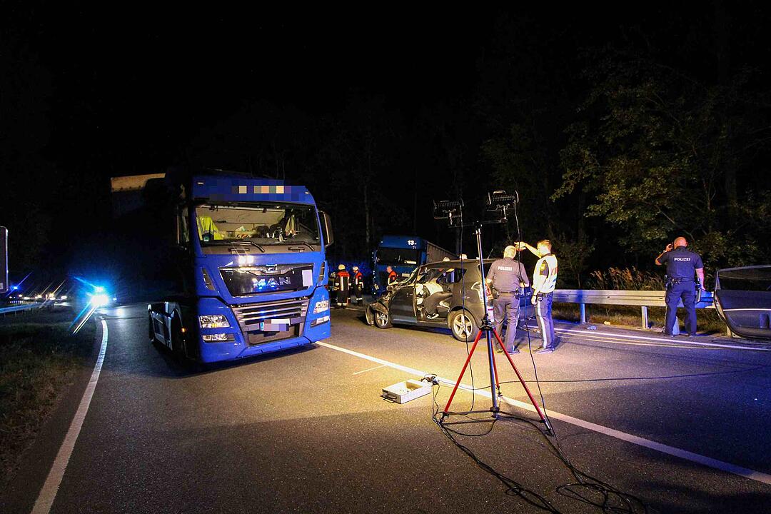 A3: Auto kracht unter Lkw-Anhänger - zwei Schwerverletzte